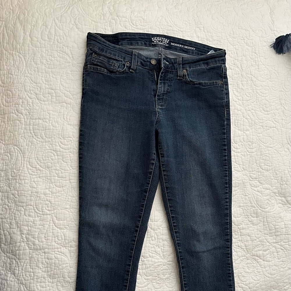 Levi’s Signature Modern Skinny medium wash size 8M jeans. Excellent condition.